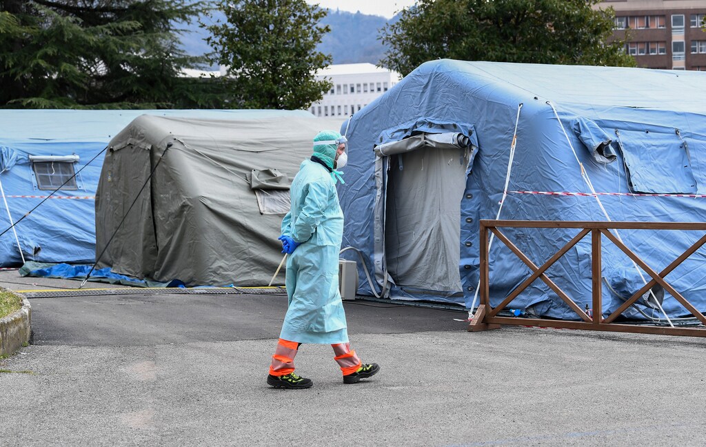 A member of the medical personnel wearing a protective face mask is seen outside the Spedali Civili hospital in Brescia, Italy March 13, 2020. REUTERS/Flavio Lo Scalzo - RC21JF9N7NA9