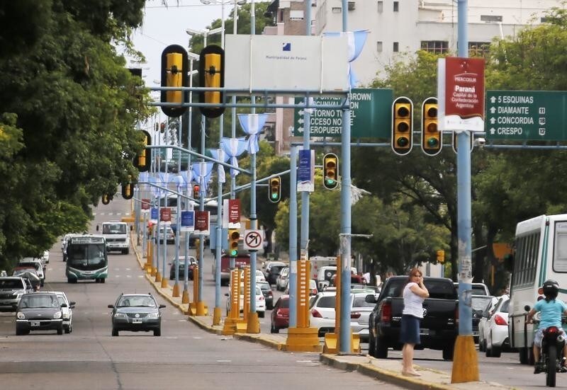 Argentine flags are seen along the General Francisco Ramirez avenue ahead of the annual Mercosur trade bloc presidential summit in Parana, north of Buenos Aires, December 15, 2014. REUTERS/Enrique Marcarian (ARGENTINA - Tags: POLITICS) - GM1EACG0CGH01