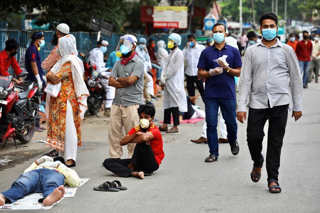 People wait in the queue outside of a coronavirus testing center amid concerns over coronavirus disease (COVID-19) outbreak in Dhaka, Bangladesh, May 17, 2020. REUTERS/Mohammad Ponir Hossain