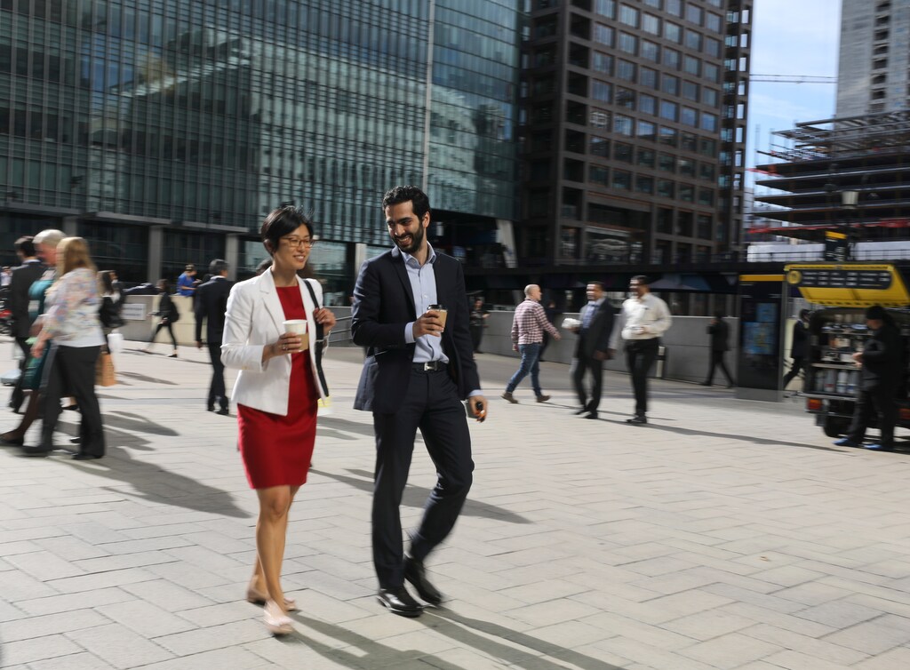 People walk through the financial district of Canary Wharf, London, Britain 28 September 2017. REUTERS/Afolabi Sotunde - RC1944BD4AE0