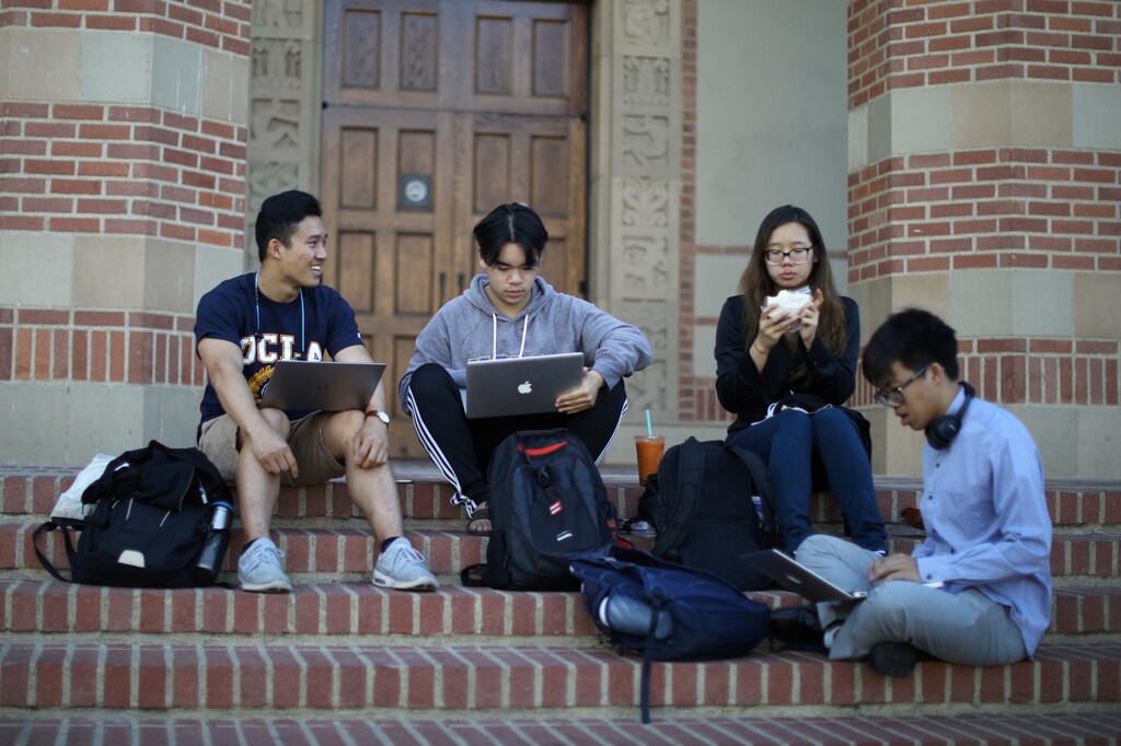 University of California Los Angeles (UCLA) students study on the UCLA campus in Los Angeles, California, U.S. November 15, 2017. REUTERS/Lucy Nicholson - RC11BB792D40