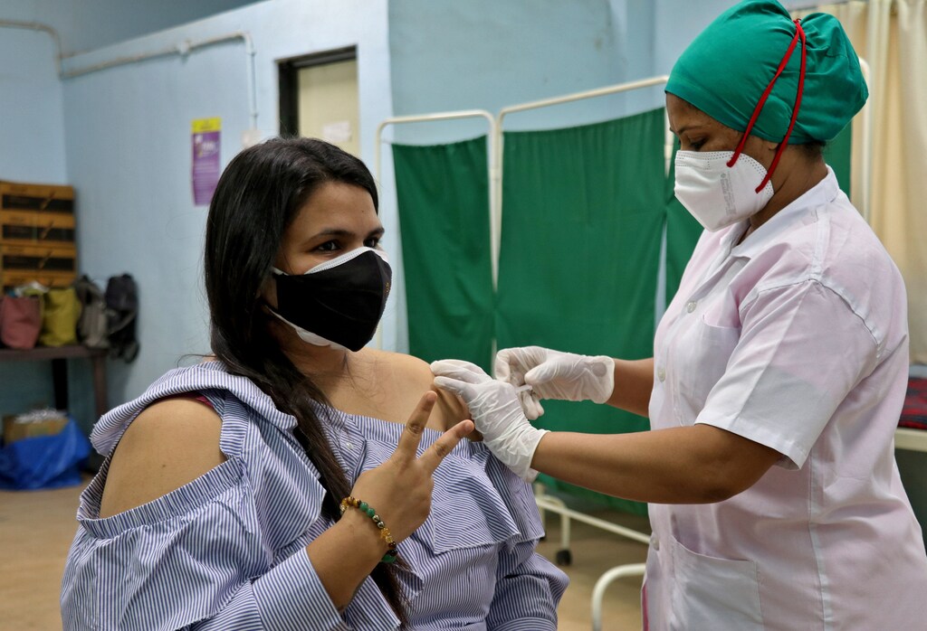 Nidhi Shah, 32, receives her first dose of COVISHIELD, a coronavirus disease (COVID-19) vaccine manufactured by Serum Institute of India, at a vaccination centre in Mumbai, India, May 3, 2021. REUTERS/Niharika Kulkarni - RC298N9H8CRZ