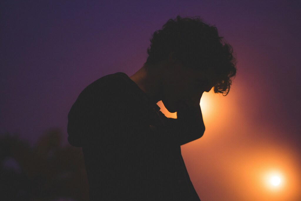 Un joven con mala salud mental o cerebral.