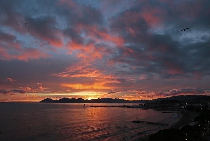 The bay of Cannes is seen at sunset January 20, 2014. REUTERS/Eric Gaillard (FRANCE - Tags: ENVIRONMENT TRAVEL)