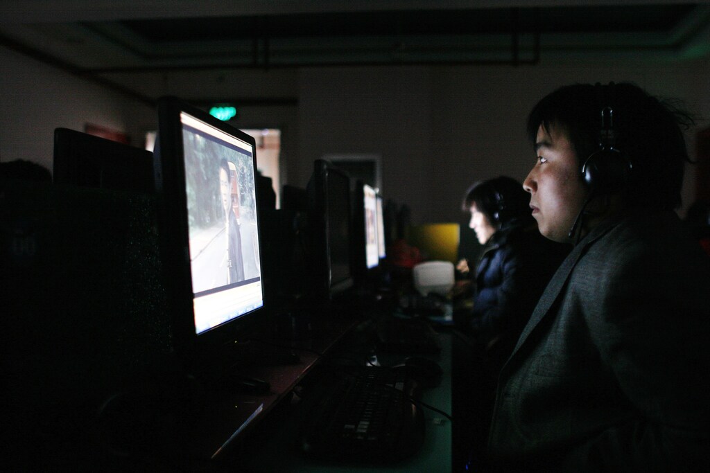 A man uses a computer inside an Internet cafe in Shanghai in this January 5, 2009 file photo. Already under pressure to create jobs and growth while clinging to absolute power, China's Communist Party faces a growing head-ache from Internet users keen to expose its members' sometimes questionable nocturnal habits. Picture taken January 5, 2009. To match feature CHINA-INTERNET/ REUTERS/Aly Song/Files (CHINA) - GM1E53V17XG01
