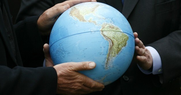 Airline tycoon Richard Branson (L) and former U.S. vice-president Al Gore hold a globe in central London February 9, 2007. Branson announced on Friday a $25 million prize to the first person to come up with a way of scrubbing greenhouse gases out of the atmosphere in the battle to beat global warming.