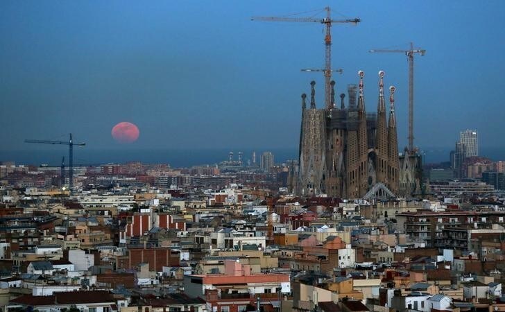 A full moon "Super Blue Blood Moon" rises behind Mediterranean sea, next to Sagrada Familia Basilica in Barcelona, Spain January 31, 2018. REUTERS/Albert Gea