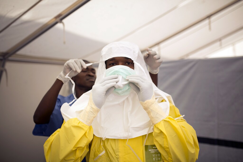 Health workers put on protective gear before entering a quarantine zone at a Red Cross facility in the town of Koidu, Kono district in Eastern Sierra Leone December 19, 2014. Sierra Leone, neighbouring Guinea and Liberia are at the heart of the world's worst recorded outbreak of Ebola. Rates of infection are rising fastest in Sierra Leone, which now accounts for more than half of the 18,603 confirmed cases of the virus. REUTERS/Baz Ratner (SIERRA LEONE - Tags: HEALTH DISASTER) - RTR4IPIN