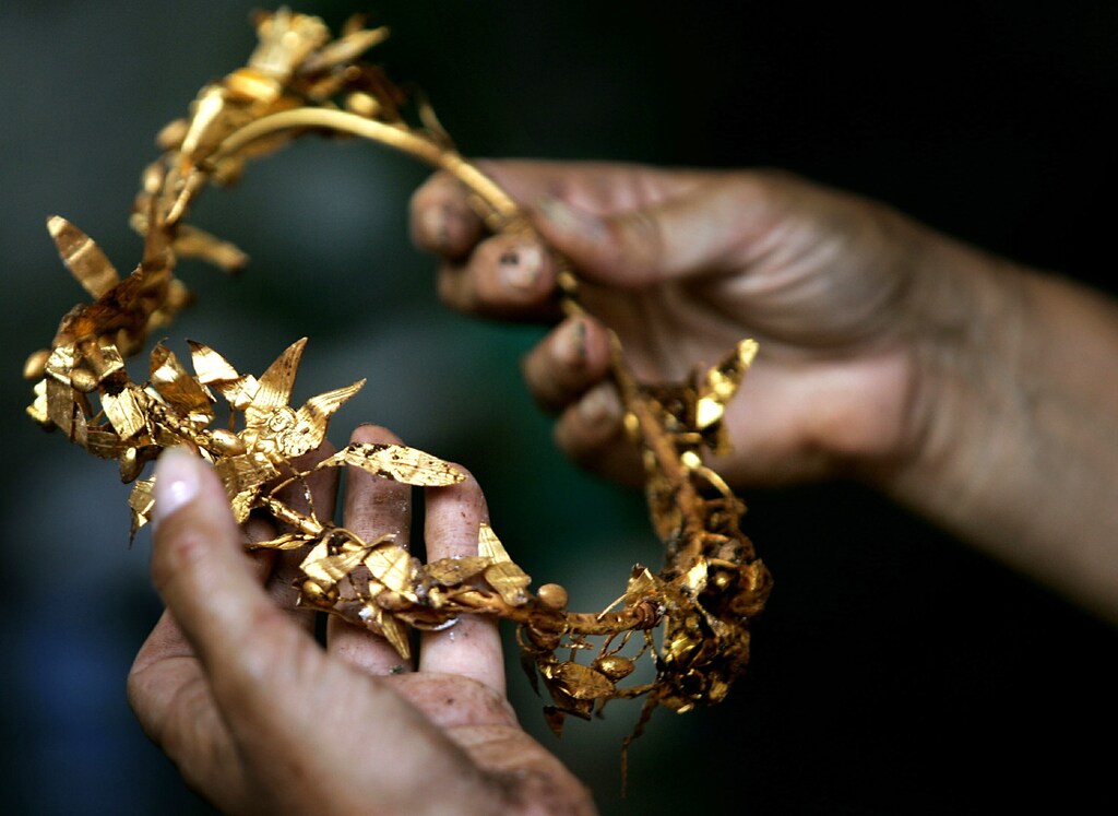 -PHOTO TAKEN 24JUL05- Bulgarian archaeologist Daniela Agre shows golden wreath of laurels found at a Thracian king's tomb near the village of Zlatinitsa, some 330 km south-east from the capital Sofia, July 24, 2005. In the tomb, dated back to the fourth century B.C., archaeologists discovered a golden wreath, golden ring, body armour and many funeral gifts, silver greaves decorated with mythological scenes, tens of golden, silver and bronze ornaments. It is believed to be the richest Thracian tomb to be discovered in the past century. Not much history has survived of the Thracians, who some experts say settled on what is now Bulgaria, Romania, northern Greece and Turkey's European territory from as early as 4 000 BC until they were finally incorporated into the Roman Empire in AD 46. Picture taken July 24, 2004. - RTXNNBM