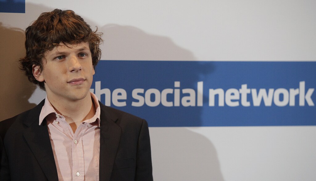 Actor Jesse Eisenberg poses during a photocall to promote the movie "The Social Network" in Berlin, October 5, 2010. REUTERS/Thomas Peter (GERMANY - Tags: ENTERTAINMENT) - RTXT2M9