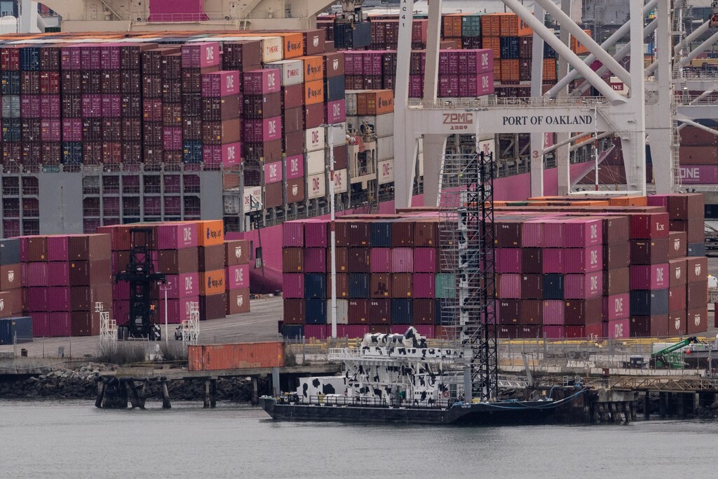 Una foto de un buque de carga lleno de contenedores en el puerto de Oakland, California, mientras aumentan las tensiones comerciales por los aranceles estadounidenses, 3 de febrero de 2025: Los modelos de comercio mundial están cambiando.