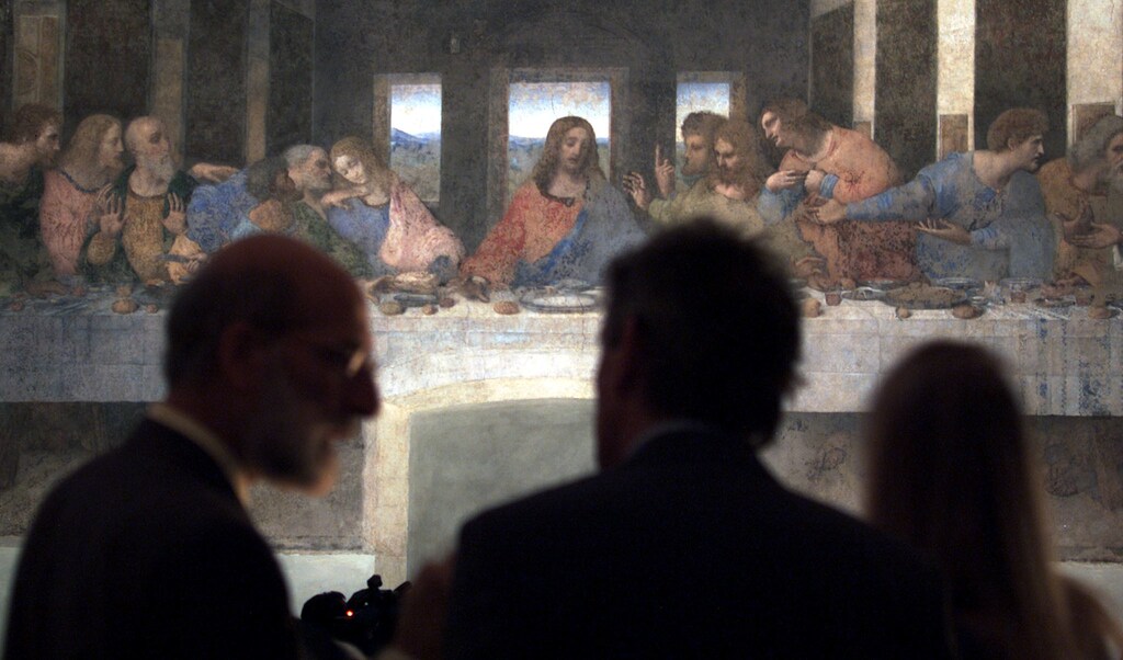 Journalist view 'The last Supper' Leonardo da Vinci's masterpiece May 27 in Milan. After 20 years of peeling and polishing, Leonardo da Vinci's restored masterpiece was finally unveiled amid a storm of controversy. The work completed by Da Vinci in 1497 on a refectory wall of the church of Santa Maria delle Grazie. The painting depicts Jesus Christ seated with his twelve disciples at their last meal before his crucifixon.SR/GB - RP1DRIIGMJAA