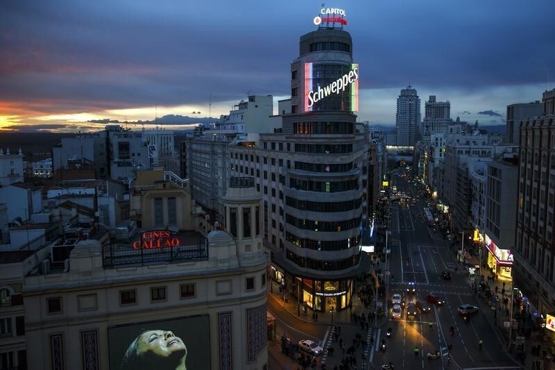Shops and cinemas are seen at Gran Via street in central Madrid February 26, 2015. Rising spending by households and businesses fuelled Spain's economic turnaround in the fourth quarter of last year, data showed, laying the ground for a faster recovery. REUTERS/Juan Medina (SPAIN - Tags: BUSINESS SOCIETY CITYSCAPE) - GM1EB2R0BBW01