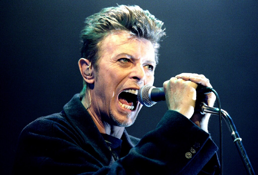 British Pop Star David Bowie screams into the microphone as he performs on stage during his concert in Vienna February 4, 1996. REUTERS/Leonhard Foeger/File Photo - RTSRZFL