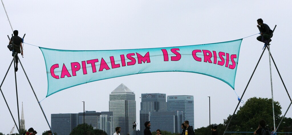 Camp for Climate Change demonstrators set up their protest site at Blackheath in south London August 26, 2009. Environmentalists demanding an overhaul of the world economy to help save the planet met in London on Wednesday for a week-long camp, one of the biggest tests of the capital's police since the G20 demonstrations. REUTERS/Luke MacGregor (BRITAIN CONFLICT SOCIETY) - RTR274JG