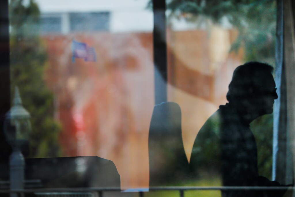 A man works from home amid the coronavirus disease (COVID-19) outbreak in Shoreline, Washington, U.S., March 23, 2020. REUTERS/Brian Snyder - RC2VPF9FJ3LJ