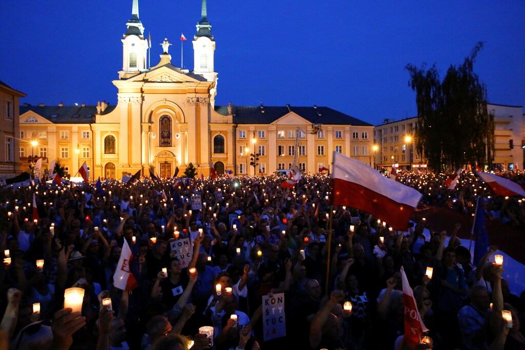People gather in front of the Supreme Court during a protest against the Supreme Court legislation in Warsaw, Poland, July 22, 2017. REUTERS/Kacper Pempel - RTX3CJ34