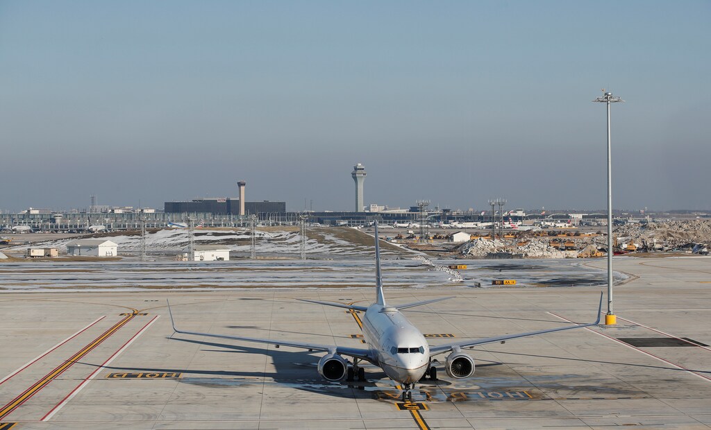 An United Airlines jet is seen on the tarmac prior to takeoff after deicing at the new Central Deicing Facility (CDF) at O'Hare International Airport in Chicago, Illinois, U.S., February 22, 2019. REUTERS/Kamil Kraczynski - RC1F9D426DD0