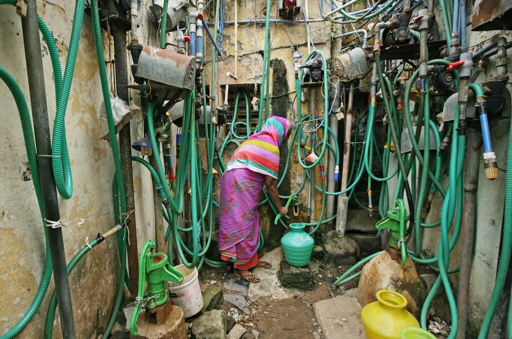 REFILE - QUALITY REPEAT A woman uses a hand pump to fill up a container with drinking water in Chennai, India, June 25, 2019. REUTERS/P. Ravikumar TPX IMAGES OF THE DAY - RC1F826876D0