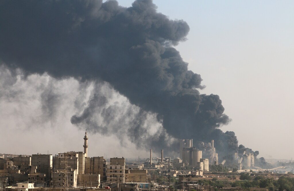 A general view shows rising smoke from a Syrian regime controlled cement factory, in Aleppo, Syria August 9, 2016. REUTERS/Abdalrhman Ismail TPX IMAGES OF THE DAY - S1BETUMQVBAA