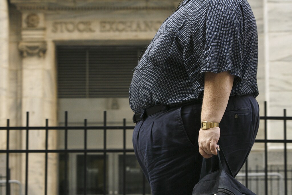 A man walks past the New York Stock Exchange after trading hours in New York August 17, 2009. U.S. stocks suffered their worst loss in seven weeks on Monday as weak data from Japan and a disappointing outlook from retailer Lowe's Cos dampened hopes about the economy's growth. REUTERS/Lucas Jackson (UNITED STATES BUSINESS IMAGES OF THE DAY) - GM1E58I0I1501