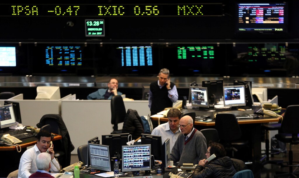 Traders work on the floor of the Buenos Aires Stock Exchange in Buenos Aires' financial district, Argentina, June 21, 2017. REUTERS/Marcos Brindicci - RTS182ZX