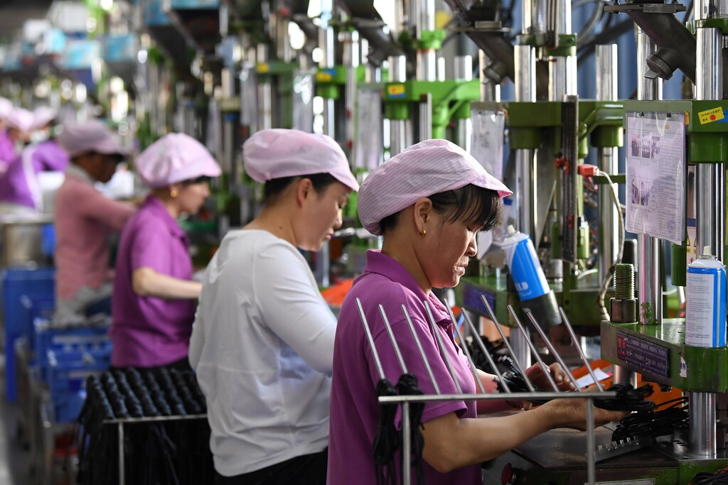Women work on a data cable production line at a factory in Xinyu, Jiangxi province, China April 8, 2019. Picture taken April 8, 2019. REUTERS/Stringer ATTENTION EDITORS - THIS IMAGE WAS PROVIDED BY A THIRD PARTY. CHINA OUT. - RC1B26DAD3C0