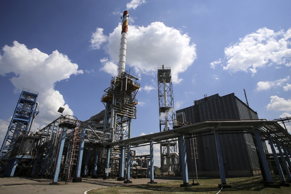 The Shebelinka (Shebelinskoye) gas and gas liquids processing plant owned by Ukrgasvydobuvannya Public Joint Stock Company is seen in Kharkiv region, August 5, 2014. Ukrgasvydobuvannya deals with oil and gas fields search and exploration, its development and extraction, processing raw hydrocarbon deposits and oil product sales, according to its official website. REUTERS/Konstantin Grishin (UKRAINE - Tags: ENERGY BUSINESS) - RTR41AXM