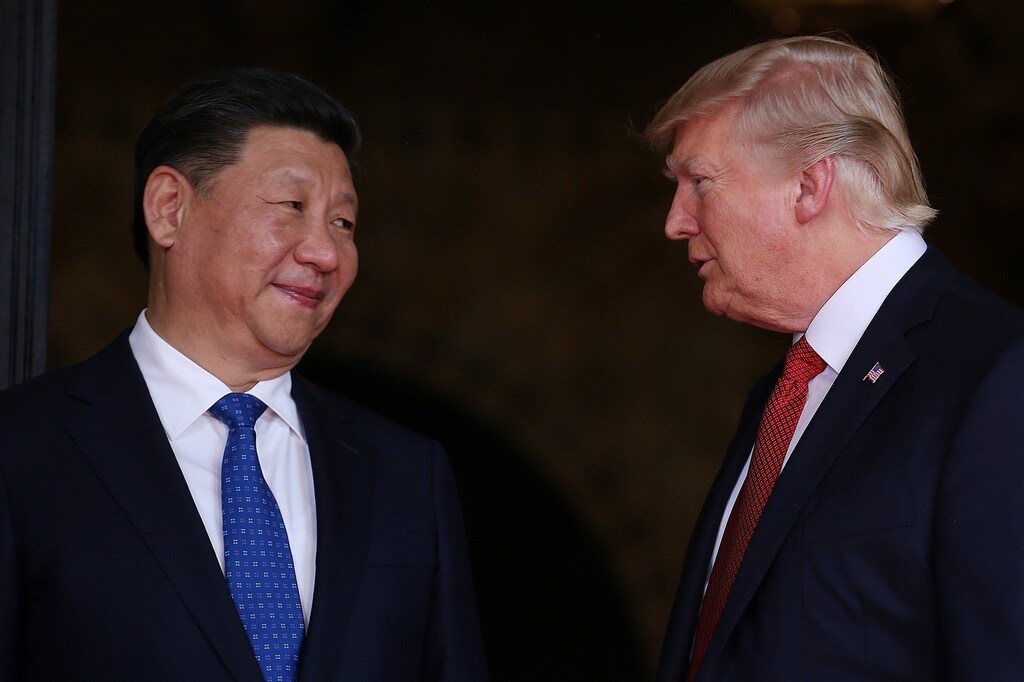 U.S. President Donald Trump welcomes Chinese President Xi Jinping at Mar-a-Lago state in Palm Beach, Florida, U.S., April 6, 2017. REUTERS/Carlos Barria - RTX34GJ2