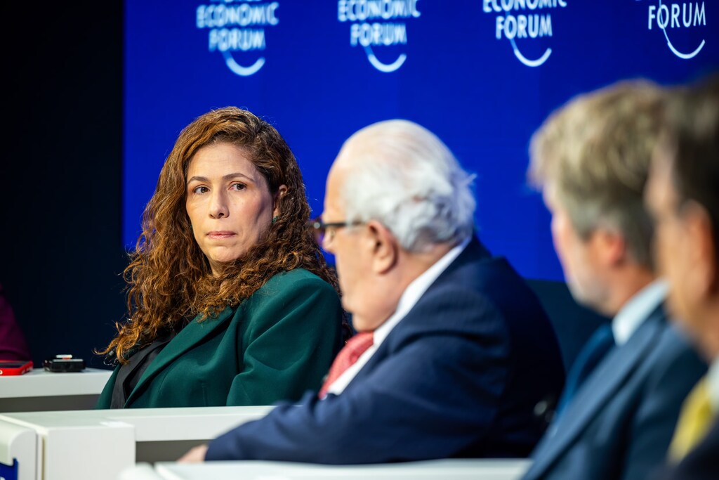 Esther Dweck, ministra de Gestión e Innovación en los Servicios Públicos de Brasil, observa mientras Julio Velarde, gobernador del Banco Central de Perú, habla durante la sesión "Romper el techo de crecimiento de América Latina", con James Scriven (BID Invest) y Juan Carlos Mora (Bancolombia) al fondo, en la Reunión Anual del Foro Económico Mundial 2026 en Davos-Klosters, Suiza, 21 de enero de 2026.