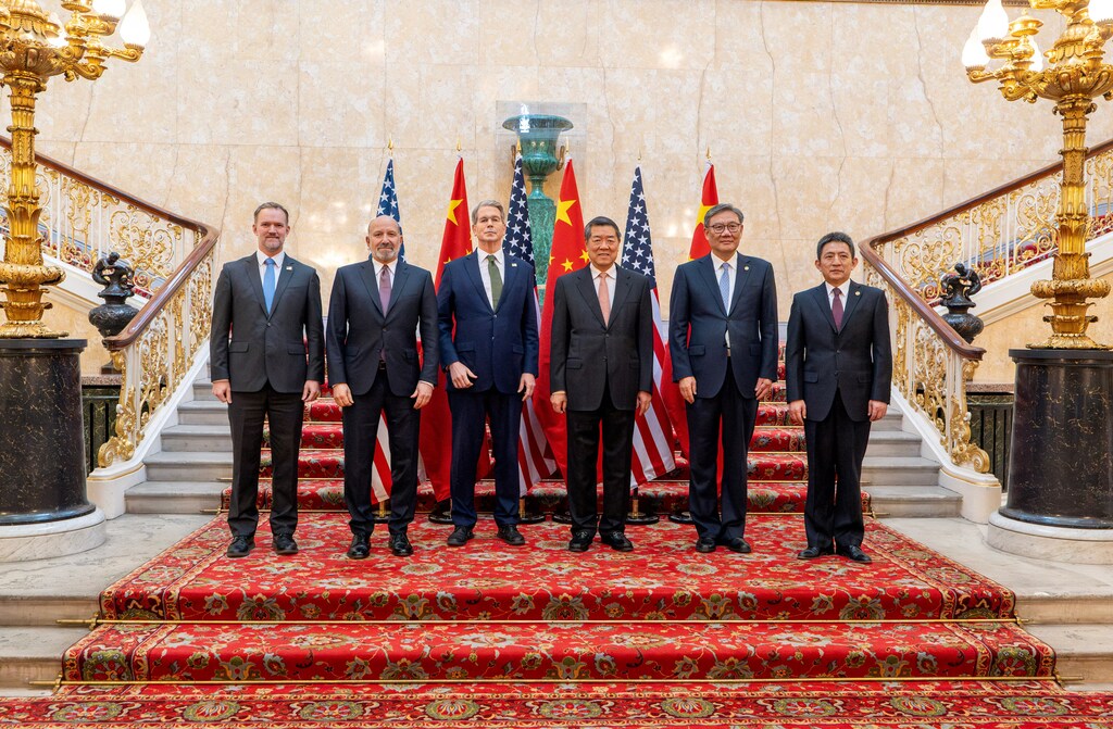 El secretario del Tesoro de EE. UU., Scott Bessent; el representante de Comercio de EE. UU., Jamieson Greer; el representante de Comercio Internacional y viceministro de Comercio de China, Li Chenggang; y el viceprimer ministro chino, He Lifeng, se preparan para dialogar el día de una reunión bilateral entre EE. UU. y China, en Ginebra, Suiza, el 10 de mayo de 2025. KEYSTONE/EDA/Martial Trezzini/Distribuida vía REUTERS ESTA IMAGEN HA SIDO SUMINISTRADA POR UN TERCERO