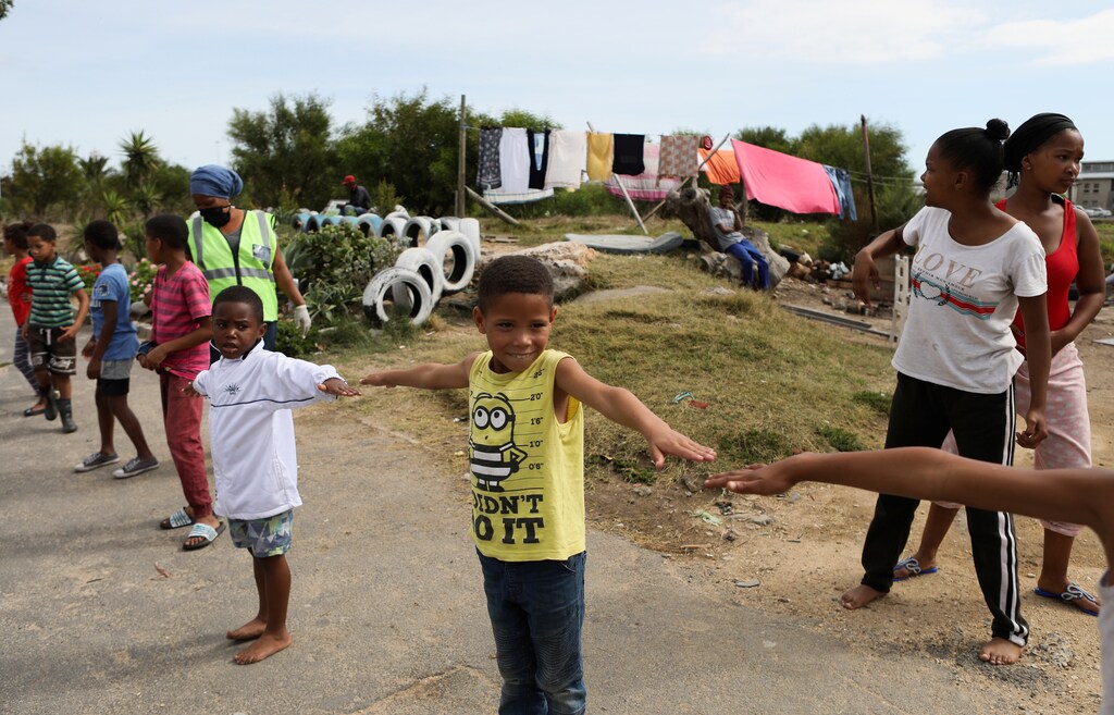 Children practice social distancing while the spread of the coronavirus disease (COVID-19) continues, in an informal settlement in Cape Town, South Africa, April 17, 2020. REUTERS/Sumaya Hisham - RC2F6G9EB0G8