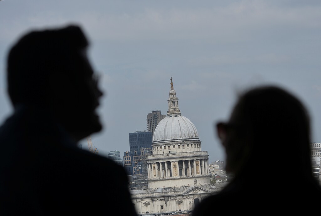 A couple are silhouetted as they look at St Paul's Cathedral in central London, Britain, May 7, 2017. REUTERS/Hannah McKay - RTS15J29