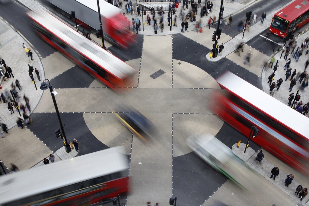 Traffic crosses over the new diagonal crossing at Oxford Circus in London November 2, 2009. The design of the new £5 million ($8.2 million) pound crossing was inspired by the Shibuya crossing in Tokyo and allows pedestrians to cross diagonally. REUTERS/Stefan Wermuth (BRITAIN TRANSPORT CITYSCAPE SOCIETY) - RTXQ9SJ