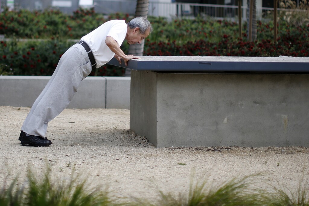A man exercises in downtown Los Angeles, California, March 9, 2015. REUTERS/Lucy Nicholson (UNITED STATES - Tags: SOCIETY) - GM1EB3A027701