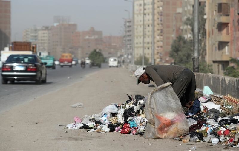 A man picks through rubbish on a road in Cairo, Egypt October 29, 2018. Picture taken October 29, 2018. REUTERS/Mohamed Abd El Ghany - RC1DD71C9A40