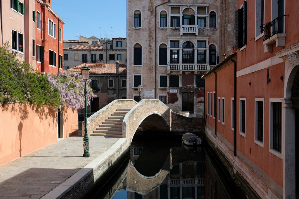 Clear water is seen in Venice's canals due to less tourists, motorboats and pollution, as the spread of the coronavirus disease (COVID-19) continues, ahead of Earth Day in Venice, Italy, April 16, 2020. REUTERS/Manuel Silvestri - RC2N5G9NG4TG