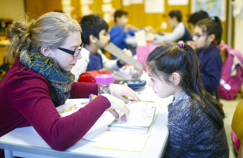 Children of a welcome class for migrants attend a German language lesson at the catholic Sankt Franziskus school in Berlin, Germany, January 22, 2016. REUTERS/Hannibal Hanschke - LR1EC1M0RILQ8