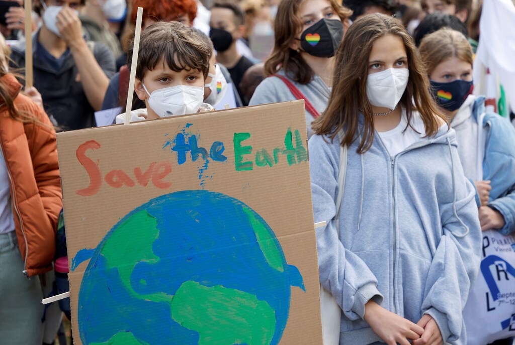 People participate in the Global Climate Strike of the movement Fridays for Future in Vienna, Austria September 24, 2021. REUTERS/Leonhard Foeger - RC2AWP9X32OK