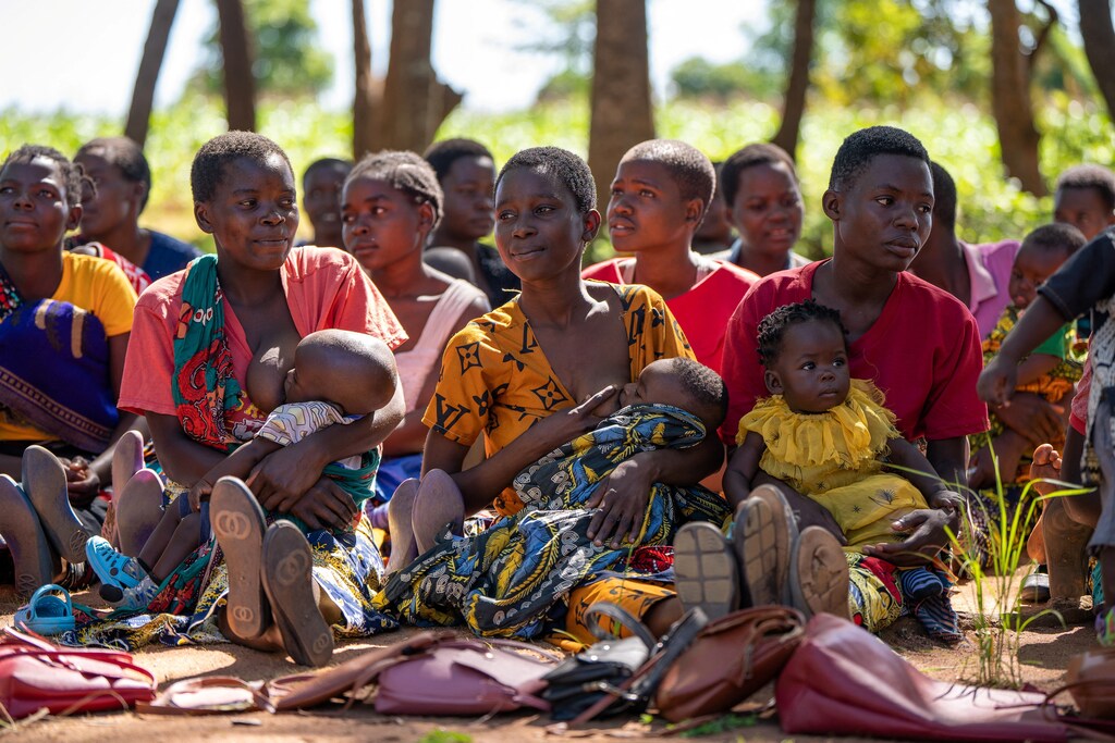 Mujeres esperan recibir asistencia en un centro de salud de Malawi.