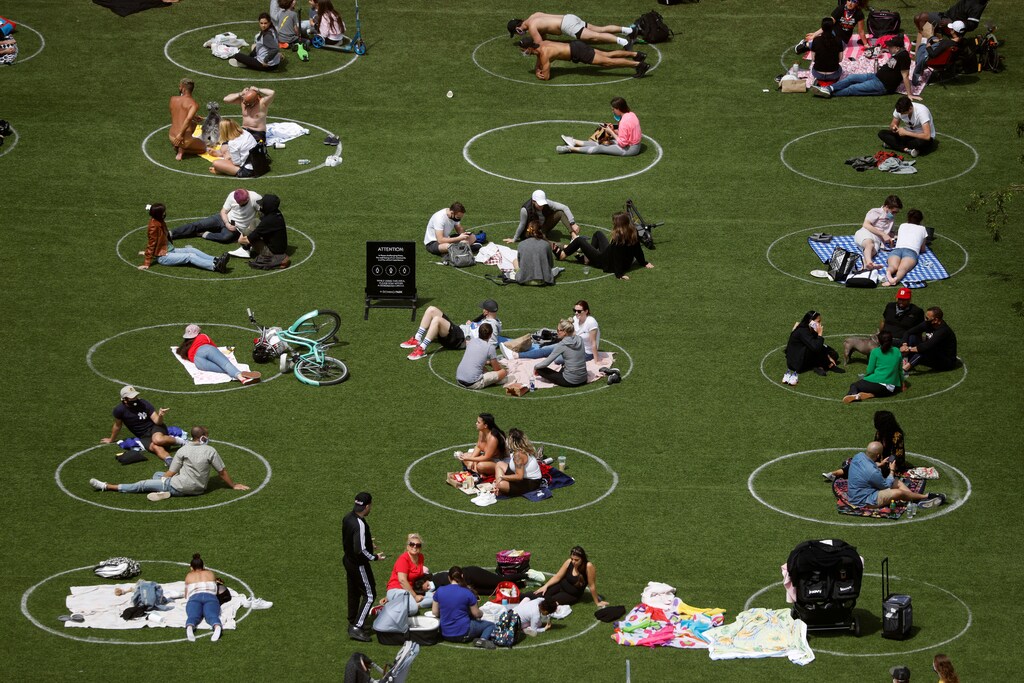 People in Domino Park are seen in circles painted as guidelines for social distancing during the outbreak of the coronavirus disease (COVID-19) in Brooklyn, New York City, U.S., May 24, 2020. REUTERS/Andrew Kelly TPX IMAGES OF THE DAY - RC26VG9AYZ7Q
