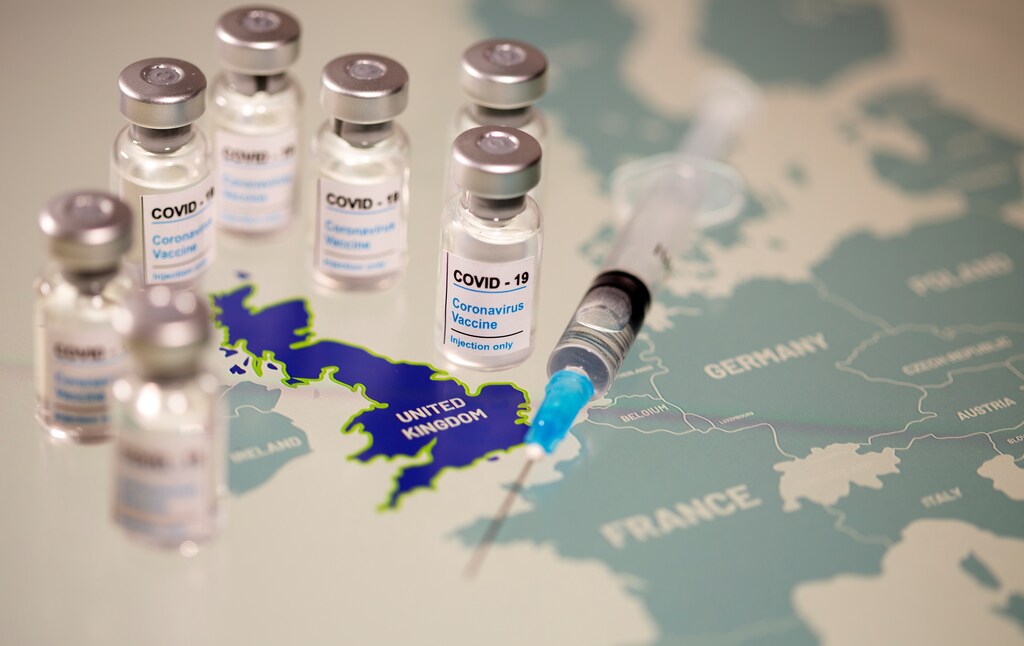 Vials labelled "COVID-19 Coronavirus-Vaccine" and medical syringe are placed on the European Union map in this picture illustration taken December 2, 2020. REUTERS/Dado Ruvic/Illustration - RC2XEK9ZWEW9
