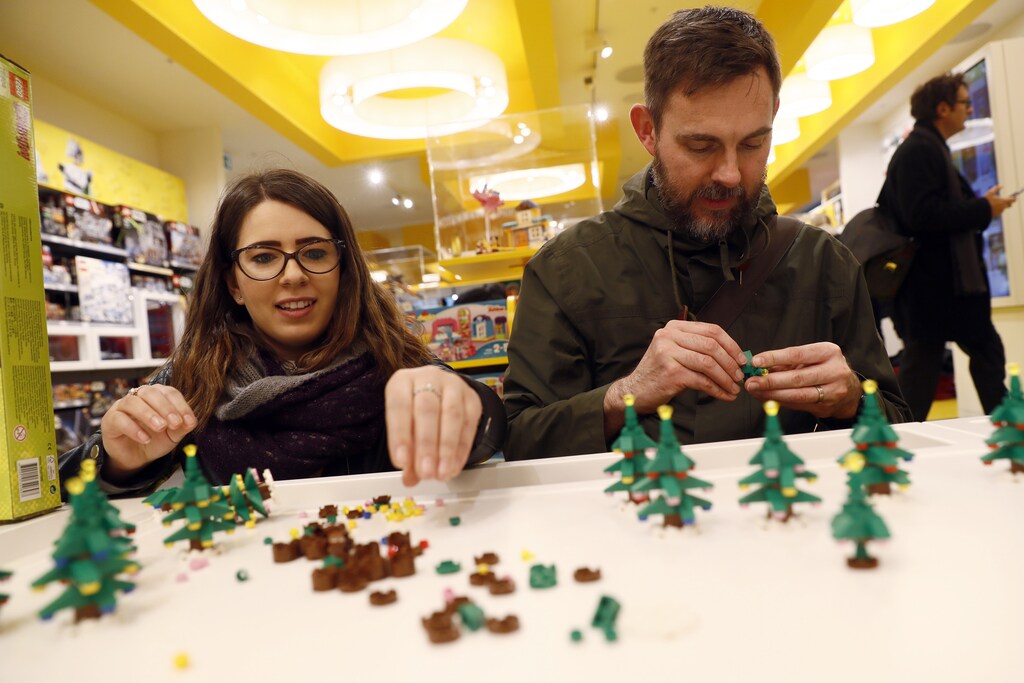 People building Lego christmas trees in the world's biggest Lego store in Leicester Square in London, Britain November 17, 2016. REUTERS/Stefan Wermuth - RTX2U5AO