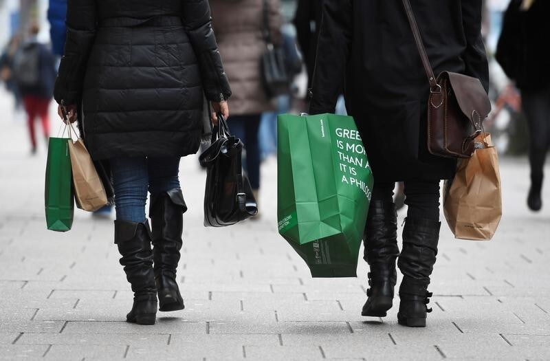People carry their shopping bags in downtown Hamburg, Germany, January 25, 2018. REUTERS/Fabian Bimmer - RC1EDCC7B700
