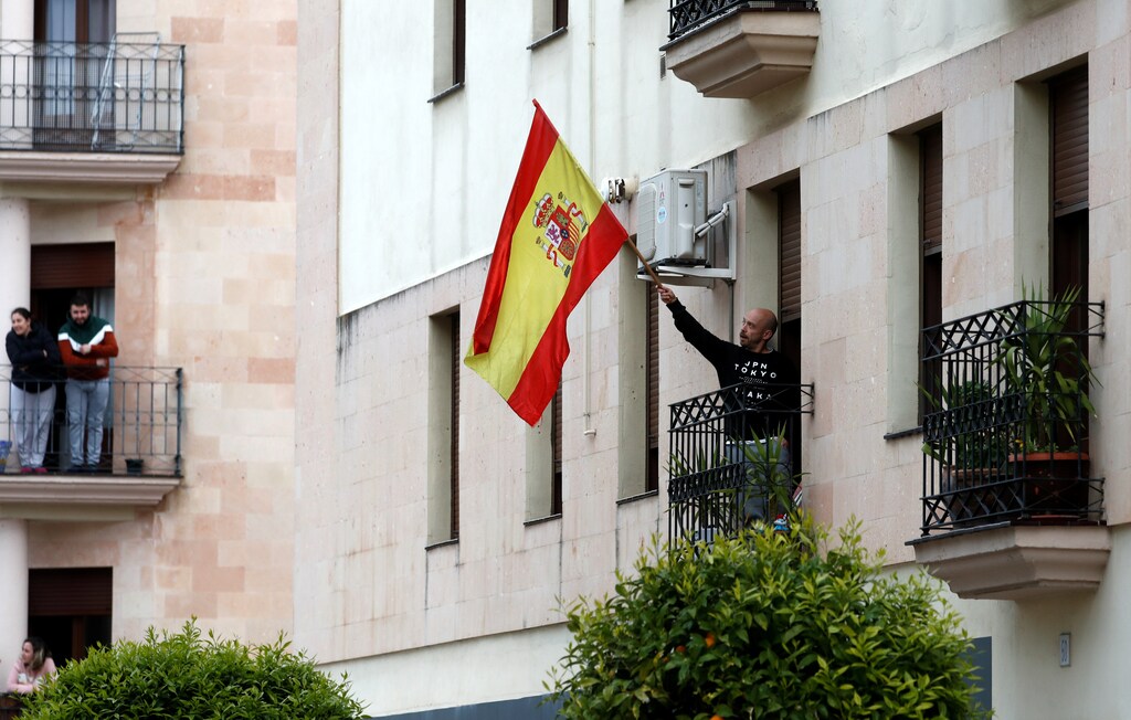 Un hombre ondea una bandera española desde su casa en apoyo a los trabajadores de la salud, durante el brote de la enfermedad coronavirus (COVID-19), en Ronda, al sur de España, el 4 de abril de 2020.