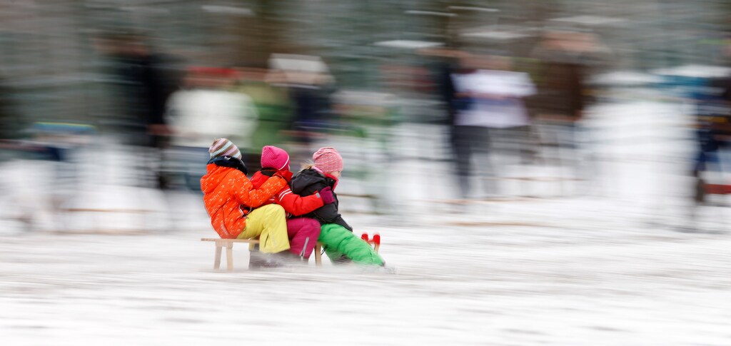 Children ride a sledge after heavy snowfall in Berlin, Germany January 8, 2017. REUTERS/Hannibal Hanschke - RC1146B4F4C0