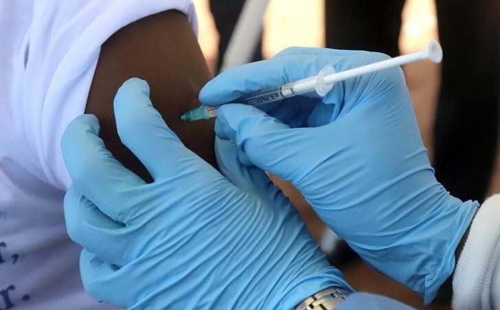 A World Health Organization (WHO) worker administers a vaccination during the launch of a campaign aimed at beating an outbreak of Ebola in the port city of Mbandaka, Democratic Republic of Congo May 21, 2018. REUTERS/Kenny Katombe