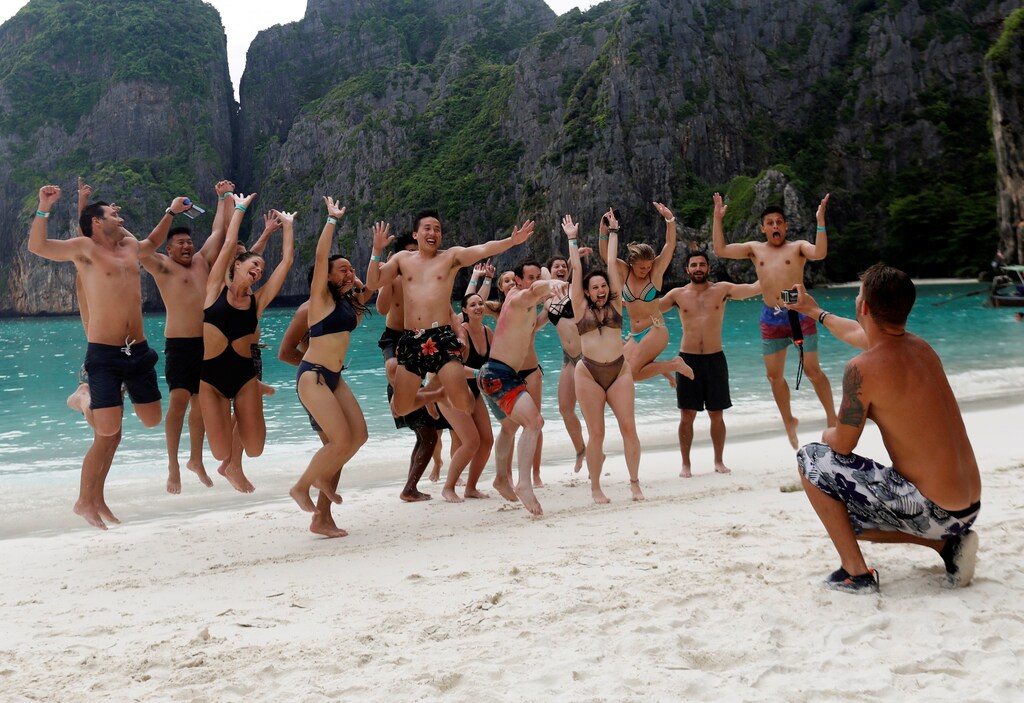 Tourists jump as they take a group photo at Maya Bay in Krabi province, Thailand, May 22, 2018. REUTERS/Soe Zeya Tun - RC183FB8F4E0