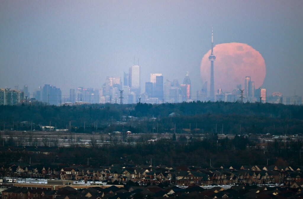 The moon rises over the Toronto city skyline as seen from Milton, Ontario, Canada, January 23, 2016. REUTERS/Mark Blinch TPX IMAGES OF THE DAY - GF20000104992
