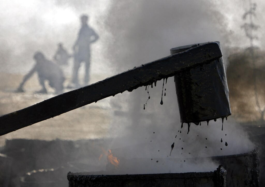 Afghan construction workers use asphalt to build a road in Kabul October 22, 2007. REUTERS/Ahmad Masood (AFGHANISTAN) - GM1DWKTJURAA